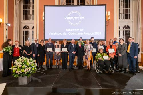 Die Preisträgerinnen und Preisträger der Obermayer Awards 2024 mit dem Regierenden Bürgermister von Berlin Kai Wegner, der Parlamentspräsidentin Cornelia Seibeld und weiteren Jury-Mitgliedern.