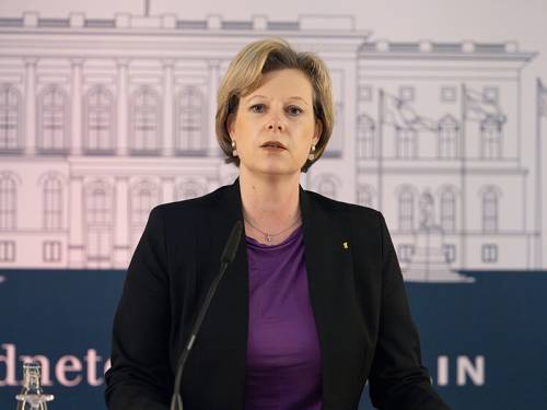 20.02.24_Ausstellungseröffnung_Präs am Redepult.jpg