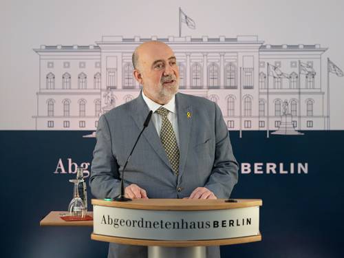 20.02.24_Ausstellungseröffnung_Prof. Ron Prosor am Redepult.jpg