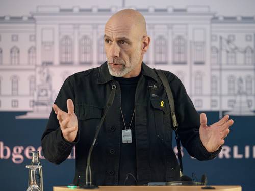 20.02.24_Ausstellungseröffnung_Ziv Koren am Redepult.jpg