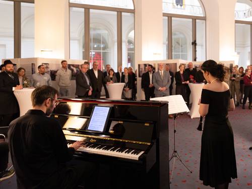 20.02.24_Ausstellungseröffnung_Musiker und Blick in die Menge.jpg