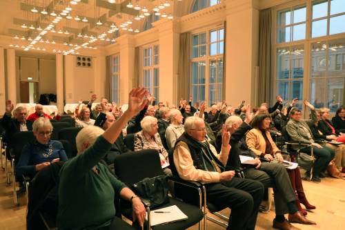 Mitglieder bei der Abstimmung zur Wahl des neuen Vorstands der Parlamentarischen Vereinigung Berlin e. V. am 26. Februar 2024 im Festsaal des Abgeordnetenhauses. 