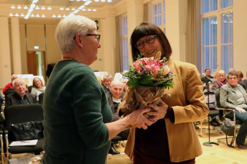 Schatzmeisterin Marion Kittelmann gratuliert Gisela Greiner anlässlich ihrer Wiederwahl 
zur Vorsitzenden der Parlamentarischen Vereinigung Berlin e. V. am 26. Februar 2024.
