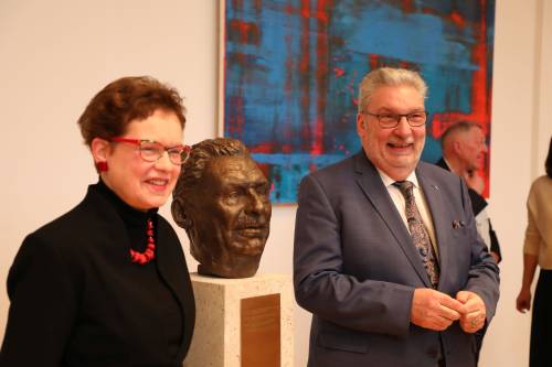 Die enthüllte Büste des Parlamentspräsidenten a.D. Ralf Wieland mit der Künstlerin Maja Smoltczyk