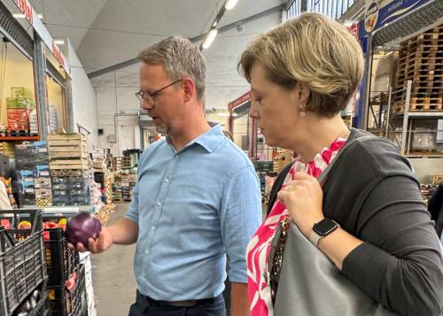 Blick auf die Präsidentin Cornelia Seibeld beim Besuch des Fruchthofs Berlin