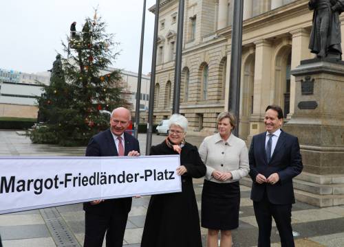 Auf dem Vorplatz des Abgeordnetenhauses von Berlin