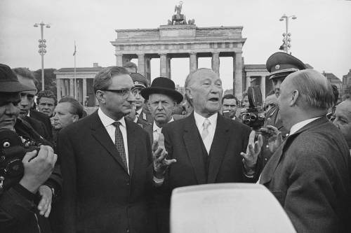 Das Bild zeigt Konrad Adenauer, Ernst Lemmer und Fritz Amrehn vorm Brandenburger Tor