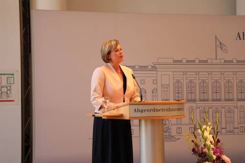 Die Präsidentin des Abgeordnetenhauses von Berlin, Cornelia Seibeld, am Rednerpult.