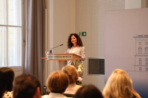 Senatorin Cansel Kiziltepe hält die Laudatio auf Flotte Lotte e. V.