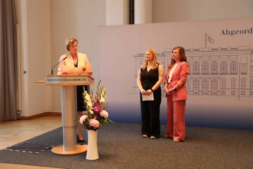 Cornelia Seibeld verliest die Urkunde zur Verleihung der Louise-Schroeder-Medaille