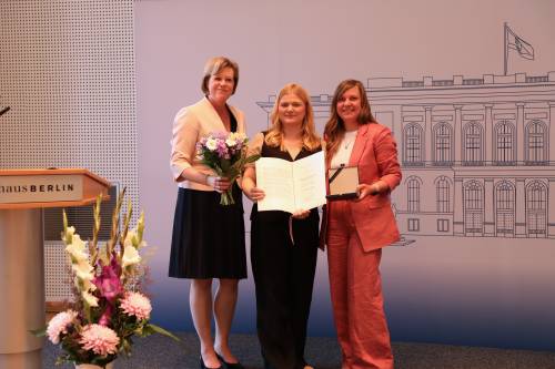 Gruppenfoto mit Cornelia Seibeld und den Preisträgerinnen von Flotte Lotte e. V.