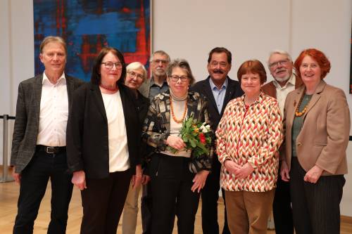 Gruppenfoto mit der neuen Vorsitzenden der Parlamentarischen Vereinigung Berlin e. V., Frau Christa Müller und Vorstandsmitgliedern bei der Jahreshauptversammlung/Neuwahlen am 13.04.2026 im Festsaal