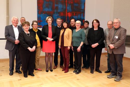 Gruppenfoto mit der Präsidentin des Abgeordnetenhauses, Frau Cornelia Seibeld, und Vorstandsmitgliedern der Parlamentarischen Vereinigung Berlin e. V. im Festsaal bei der Jahreshauptversammlung und den Vorstandswahlen am 26. Februar 2024