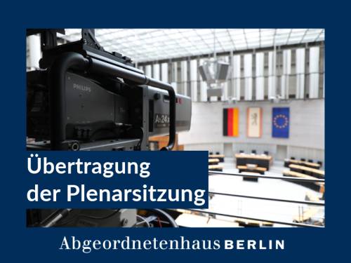 Blick auf die Kamera auf der Pressetribüne des Plenarsaals