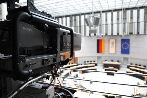 Kamera die in den Plenarsaal filmt