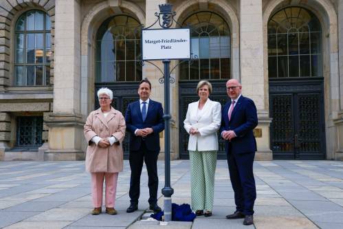 Blick auf das Schild zur Benennung des neuen Platzes vor dem Abgeordnetenhaus von Berlin