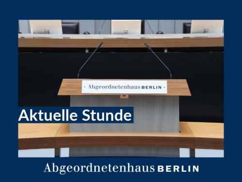 Blick auf das Redepult im Plenarsaal des Abgeordnetenhauses