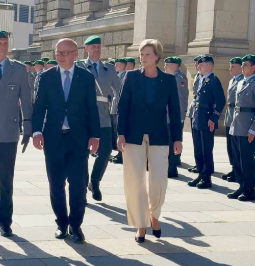 Präsidentin und Regierender Bürgermeister vor dem Abgeordnetenhaus