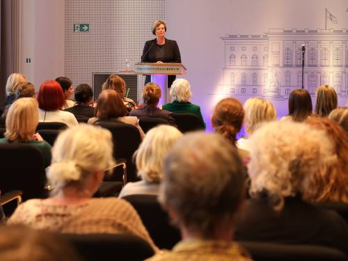 Die Präsidentin des Abgeordnetenhauses von Berlin, Cornelia Seibeld, bei ihrer Rede am Rednerpult im Festsaal.