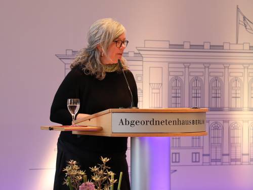 Christina Clemm bei ihrer Laudatio am Rednerpult.