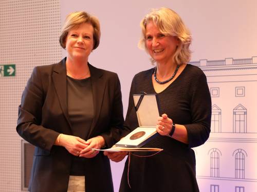 Dorothea Zimmermann hat die Louise-Schroeder-Medaille von der Präsidentin erhalten.