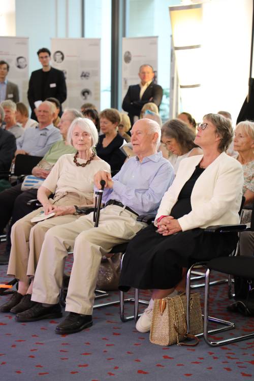 Blick von der Bühne ins Publikum: In der ersten Reihe sitzen Werner Bork und Dr. Anna Kaminsky; hinter ihnen weitere Gäste.