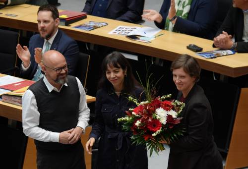 Präsidentin Klein erhält Blumen zur Wahl